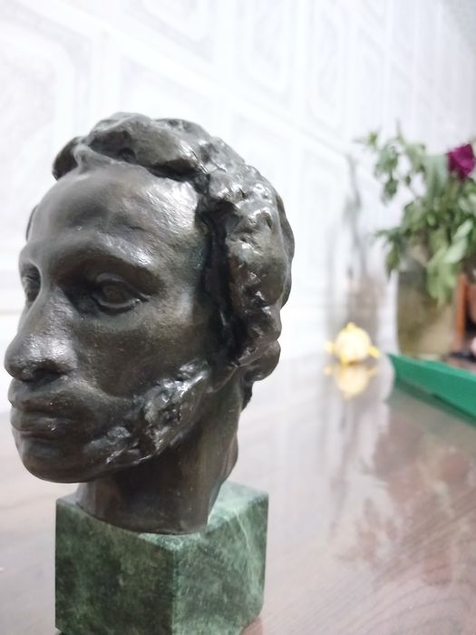 Продою статуэтку Пушкина