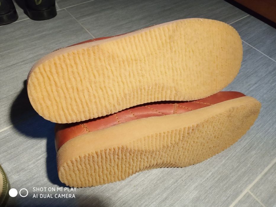 предлагат се кожени мъжки боти в естествен цвят, импрегнирани