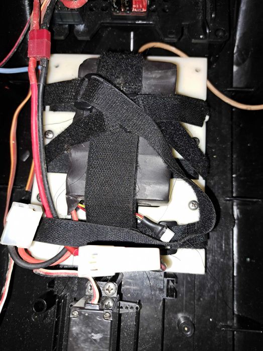 лодка за захранка със зарядно