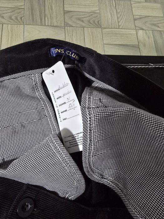 Pantaloni raiat, model ce poate fi purtat atât la tinute casual/office