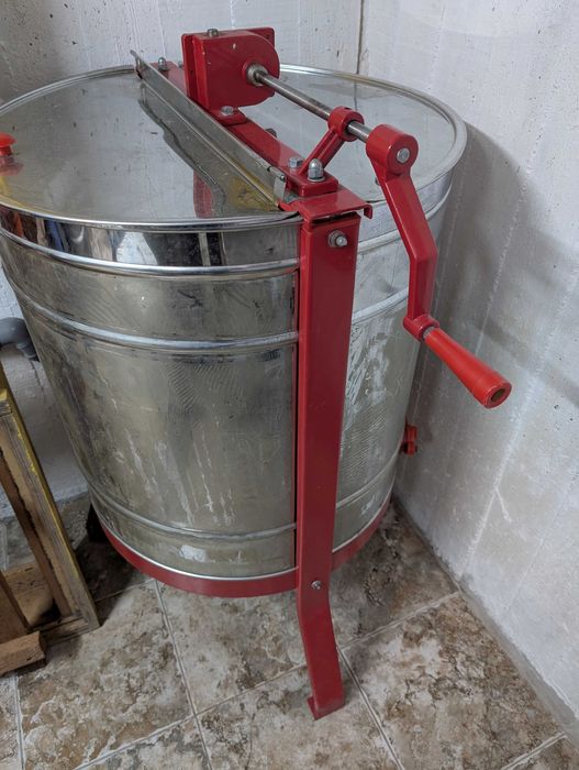 Vând centrifuga apicola inox 4 rame