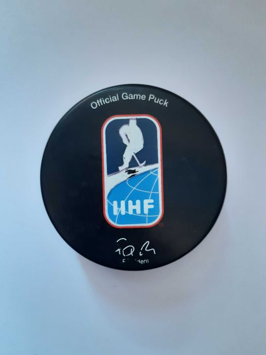 Шайба за хокей на лед, чисто нова и много стара