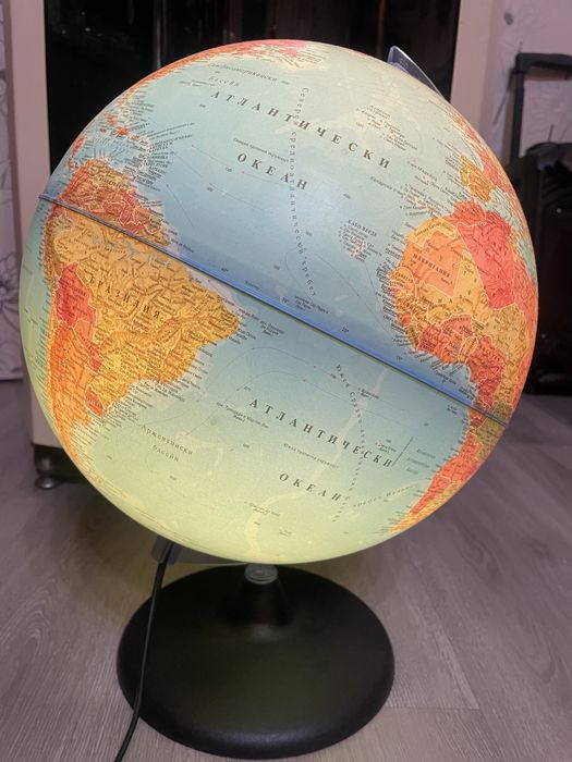 Голям светещ глобус