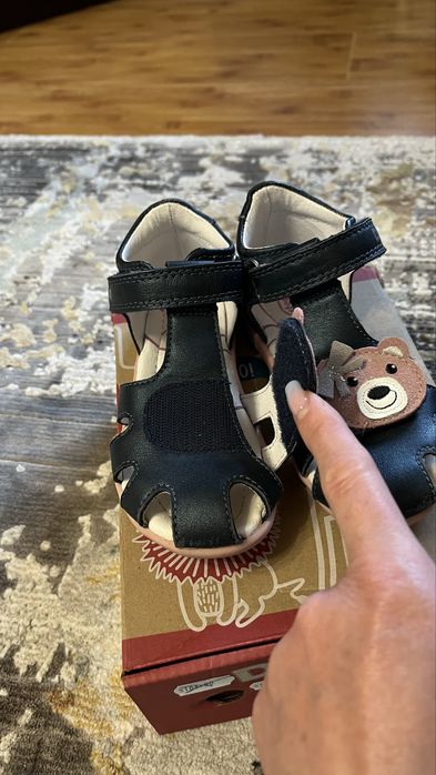 Sanade fetite DD step , marimea 29, foarte putin purtate doar la gradinita in clasa!