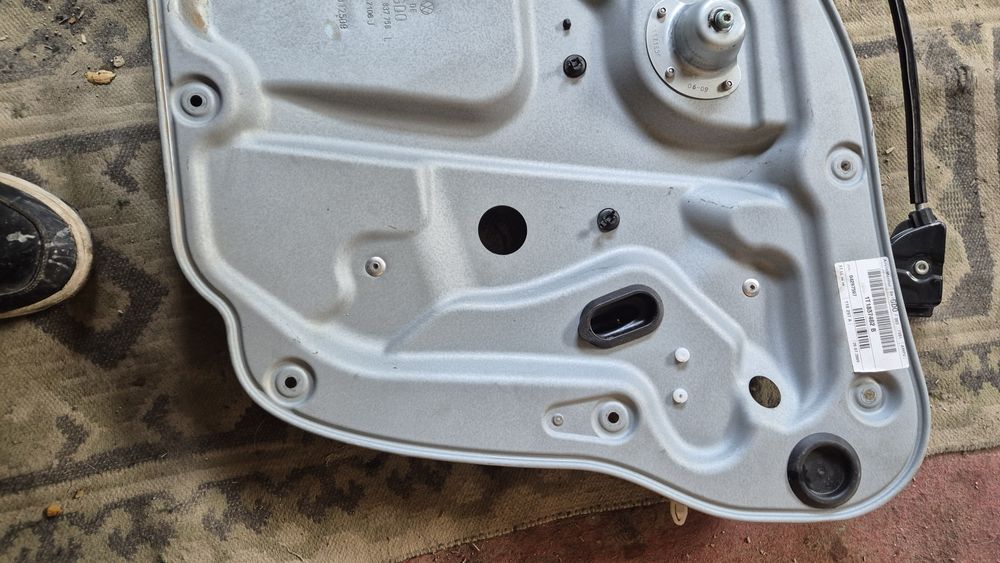 Механизми Стъклоповдигач за VW тоаран 2003- 2010г