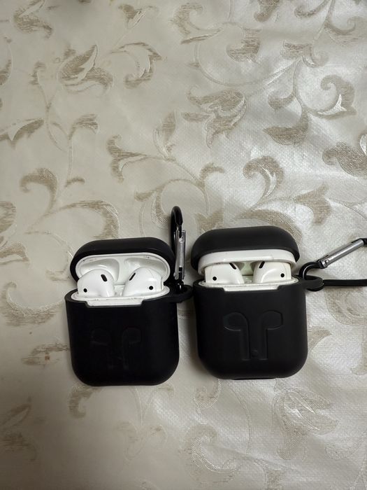 Продам 2 наушника airpods2 оригинал