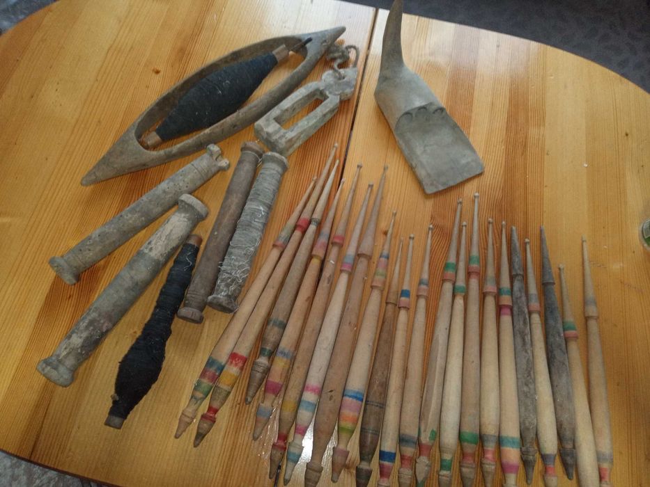 Продавам старинни вретена, совалка за стан, паламарка!