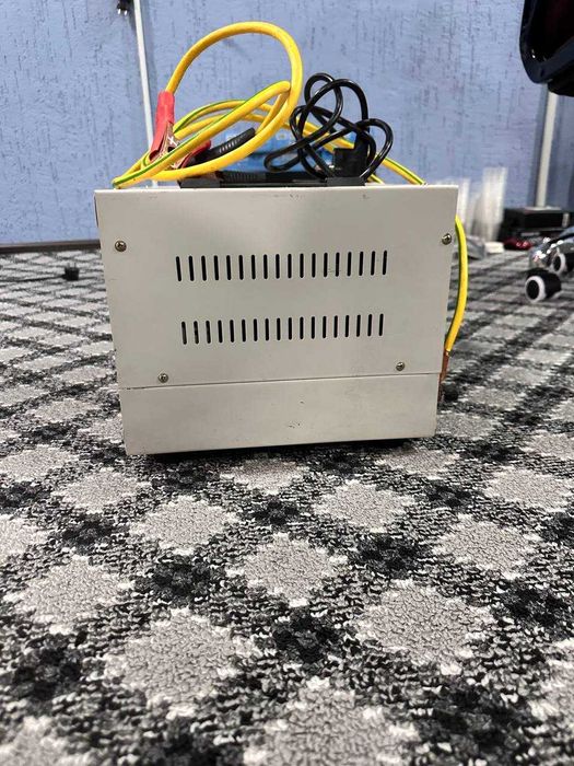 Акумлятор зарядник срочно сотилади 12/24 volt заряд