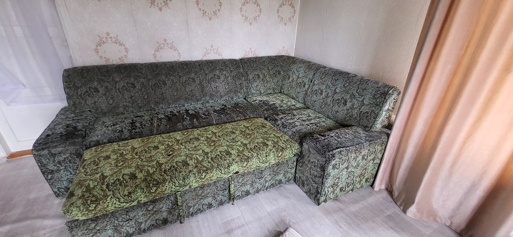 Продается угловой диван и телевизор