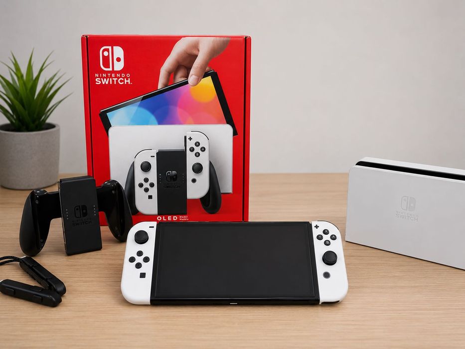 Nintendo Switch (OLED) + подарък игри и карта памет