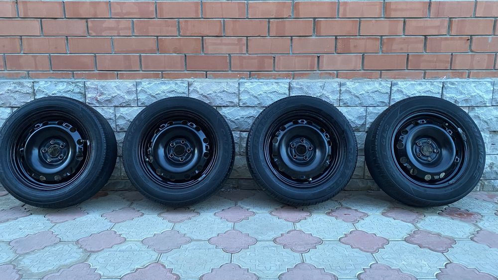 Продам комплек шин с дисками
