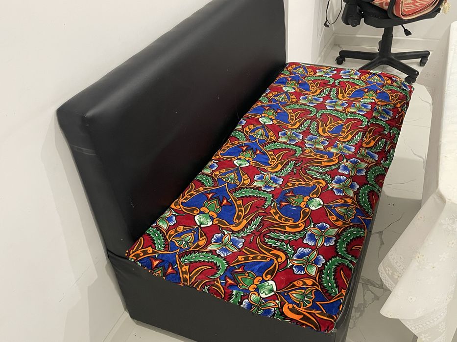 Отдам даром диван черный