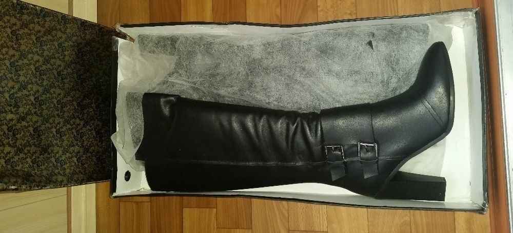 Продам демисезонные женские сапоги