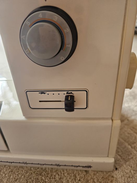 Електрическа портативна шевна машина.