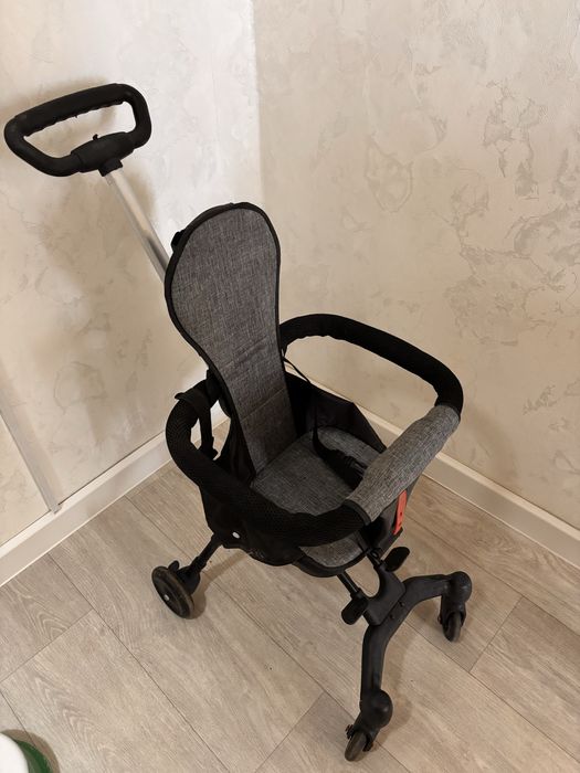 Детская коляска для прогулки.