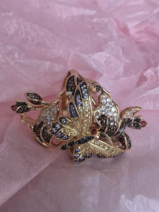 Красивое золотое кольцо VIOLET