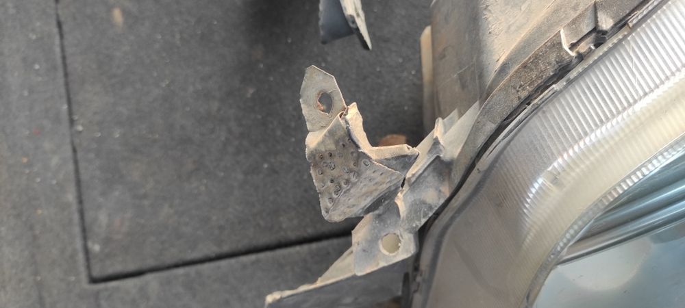 Фары Mitsubishi Outlander