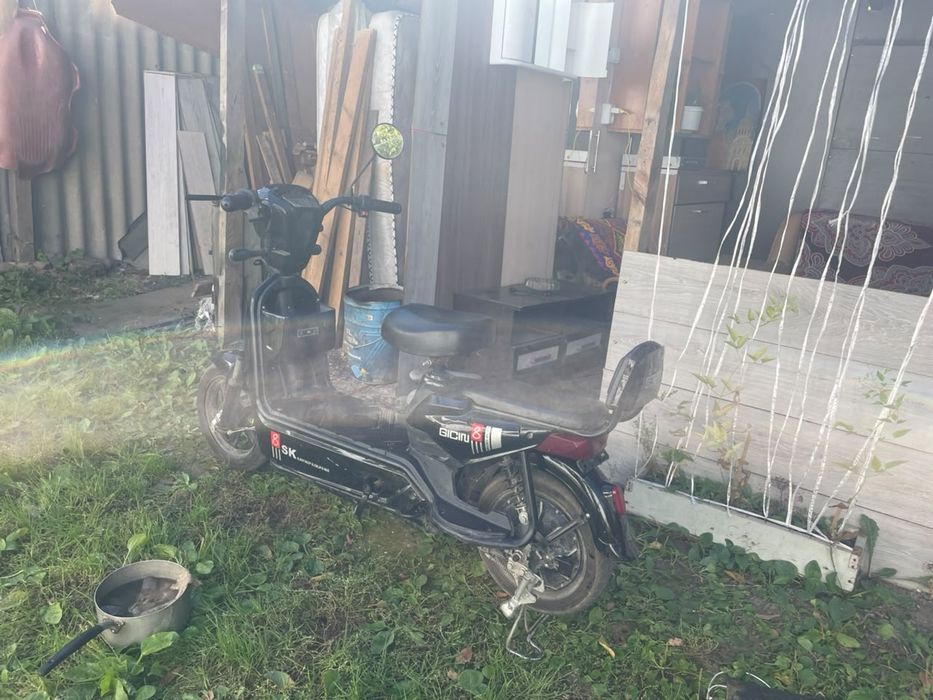 Продам скутер ск8