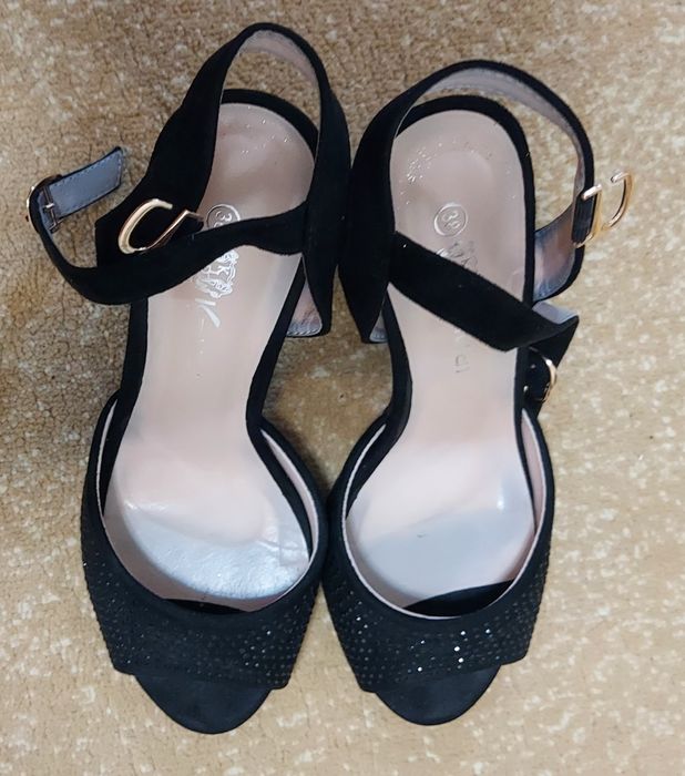 Продается босоножки