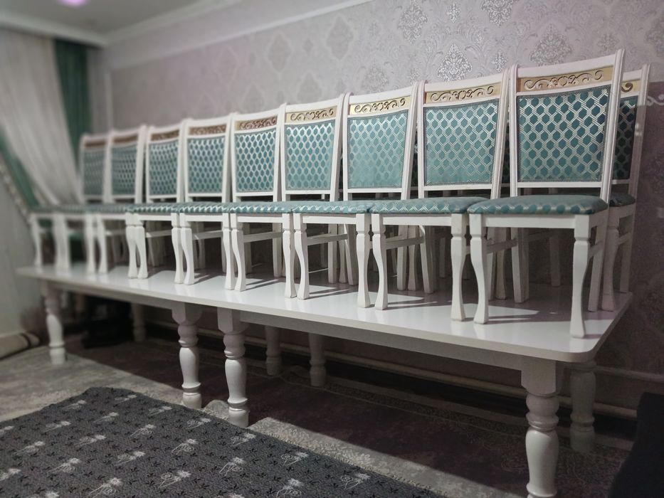 Стол со стульями