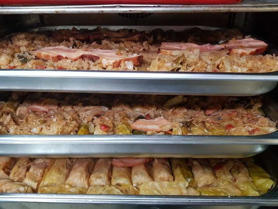 Vand: Platouri festive, sarmale crude sau preparate si cozonaci