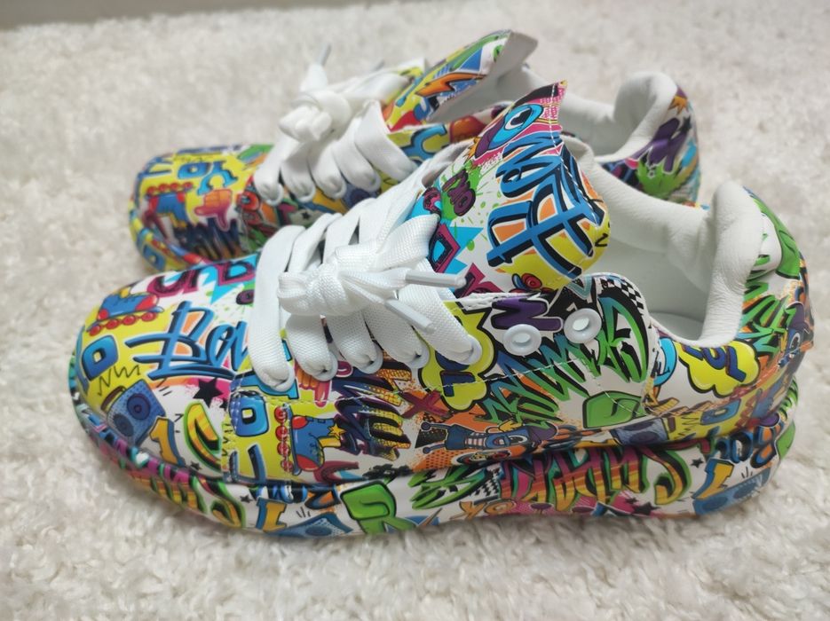 Кроссовки яркие классные