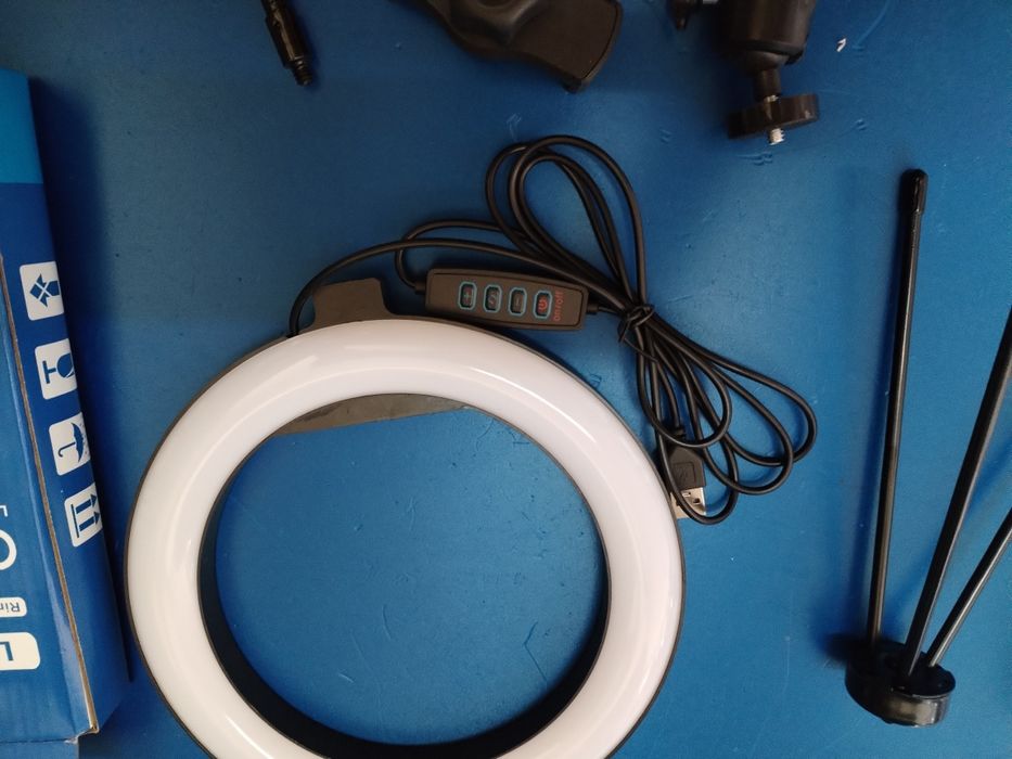 Лед ринг лампа със статив