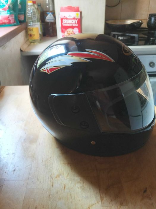 Vând casca moto buna pentru livrări că și nouă 2 utilizări mărime L