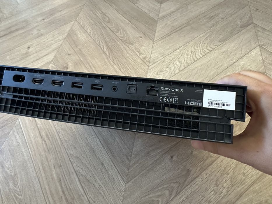 Xbox One x 1TB с два джойстика и игри