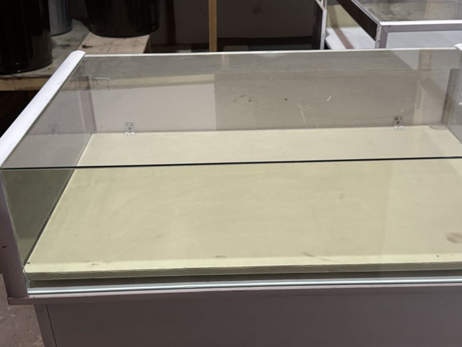 Vitrina Sotiladi srochna 4 dona bor