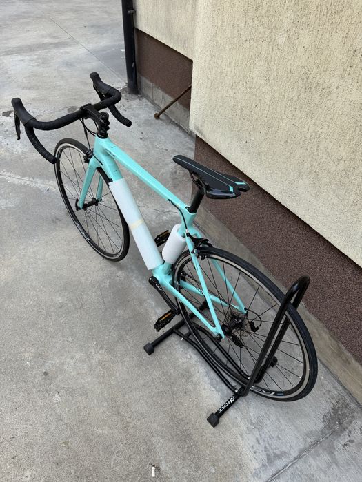 ЧИСТО НОВ Карбонов шосеен велосипед Bianchi Sprint (Celeste)