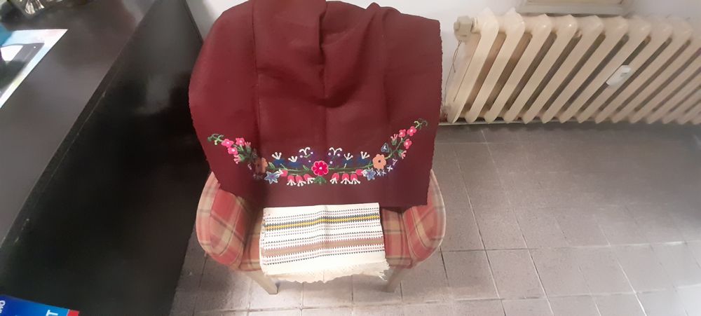 Народна носия плюс кърпа за глава става и за тъпан.