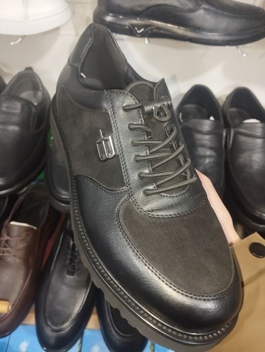 Moviy DOS uslubidagi poyabzallar.