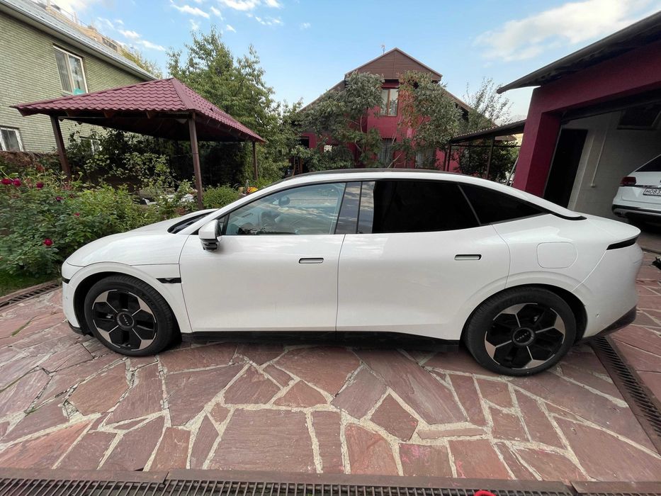 автомобиль zeekr 007