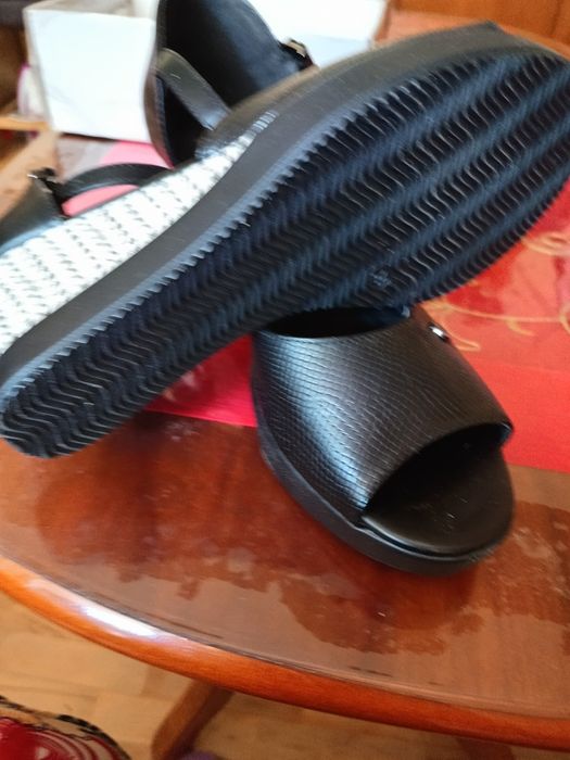 Черно и бяло сандали 39 номер