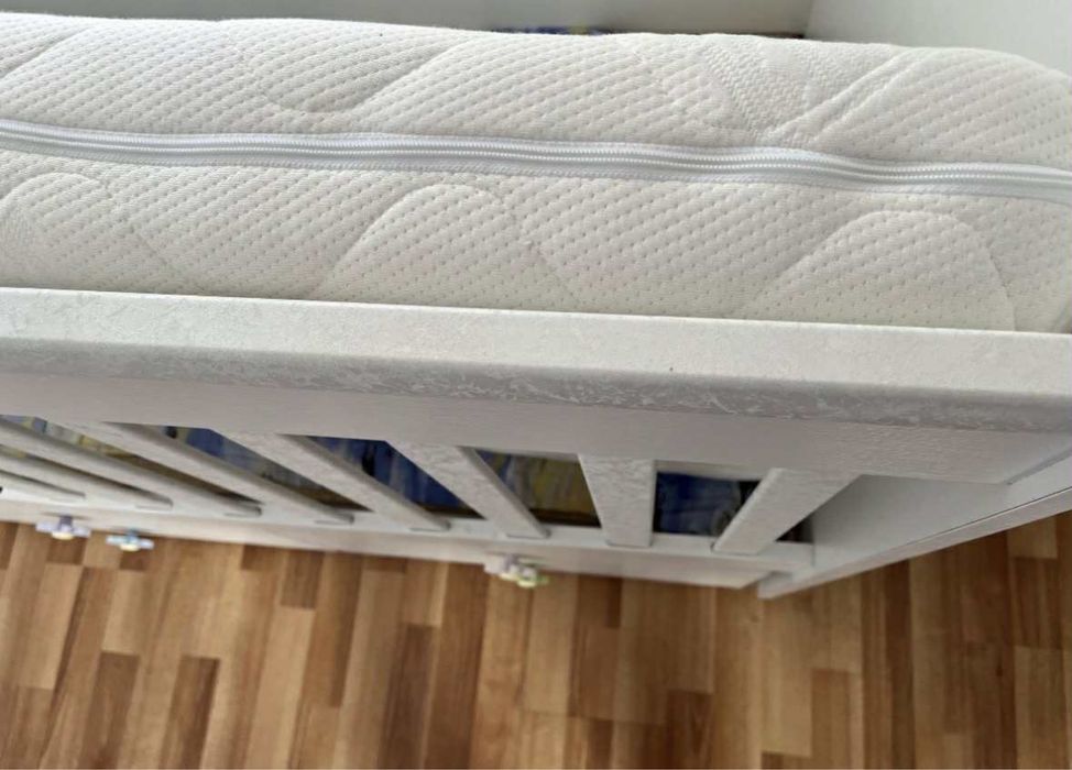 Детско дървено легло с решетка и матрак