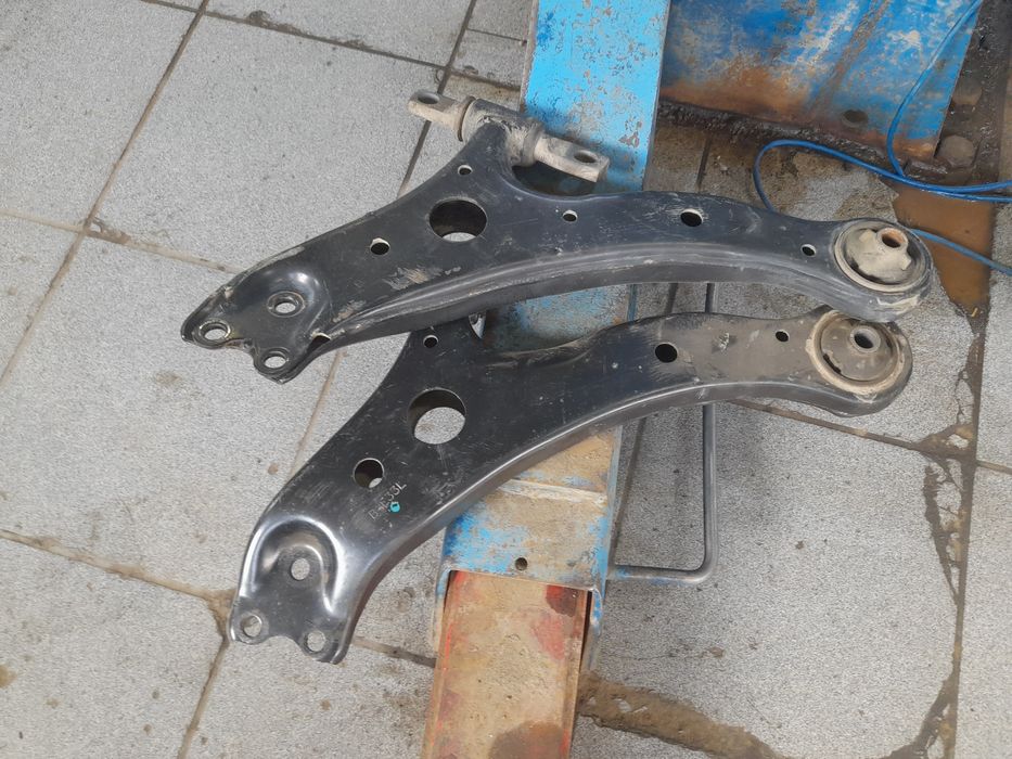 Продаётся  рычаги передние