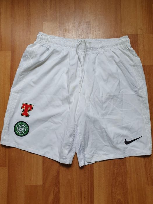 Vând 4 perechi de pantaloni scurți de fotbal