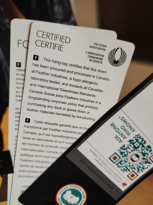 Vînd geacă  damă Canada Goose -marinea  M.  nouă !