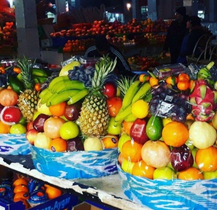 Meva va har hil savatlar yangi yil bayrami uchun