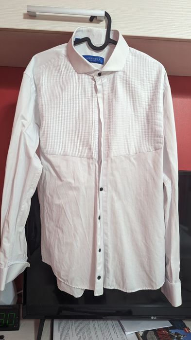 Vând cămașă albă cu chenar de vesta