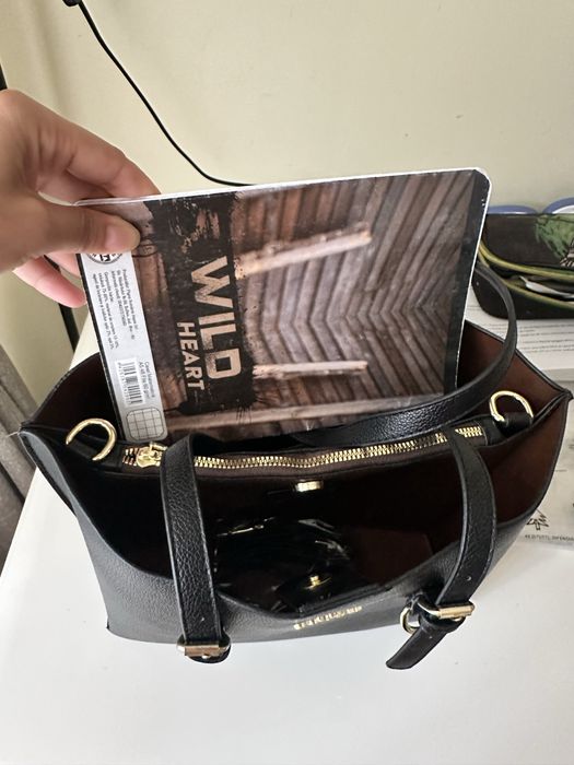 Geantă Coach Tote Neagră, Textură Granulată, Hardware Auriu dimensiune exterioara L30 x l20