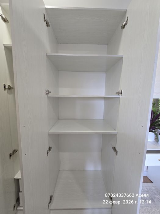 Шифонер и комод с зеркалом