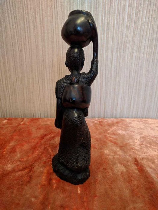 Статуэтка из черного дерева - Африканская девушка с кувшином.