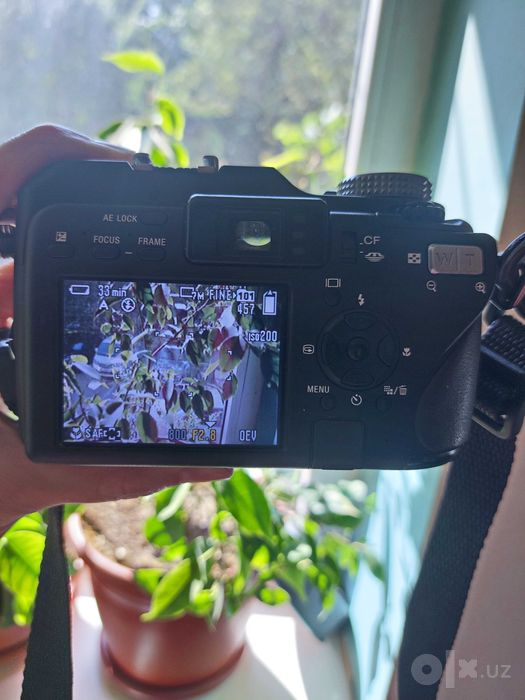 Sony Cyber-shot DSC-V3 — CCD, Carl Zeiss