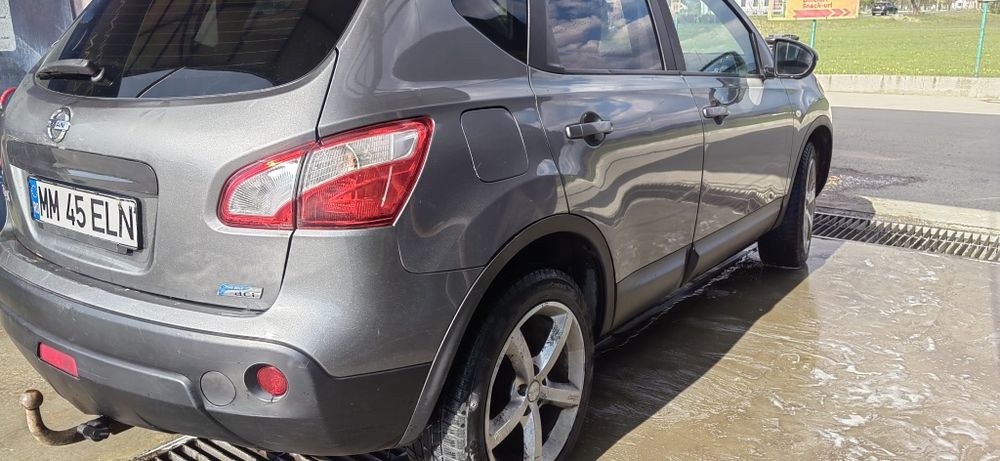 Nissan qashqai anul 2012..