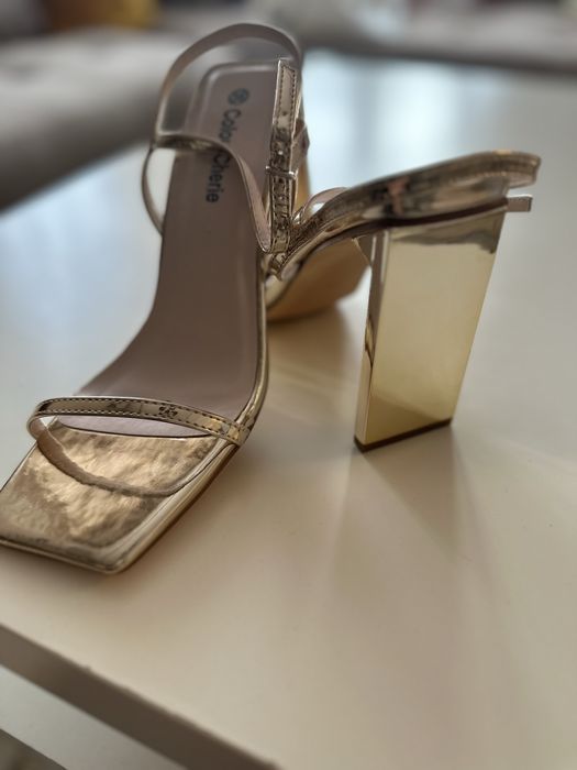 Нови елегантни дамски сандали в златно