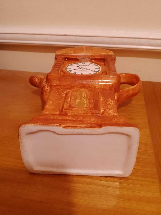 Два порцеланови чайника: "Кокошка" и "Биг Бен"