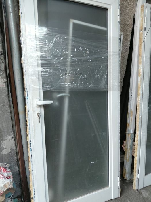 PVC прозорци двойни с по едно крило отваряеми алуминиев интериорни вра