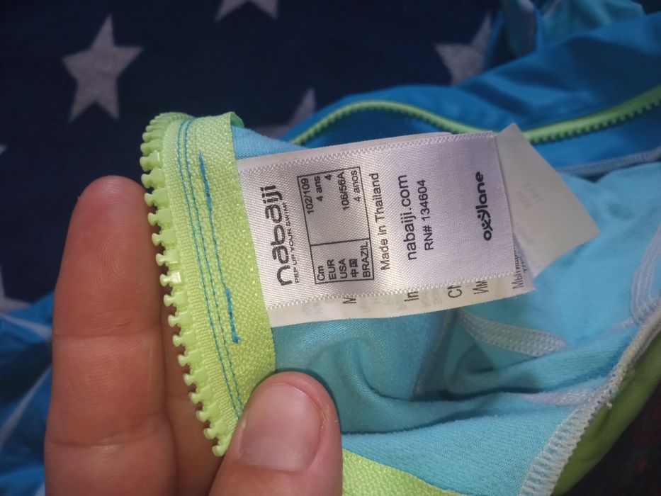 Vând costum baie 4 ani